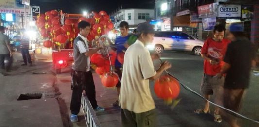 Pajang Replika Anjing Hingga Pasang Ribuan Lampion