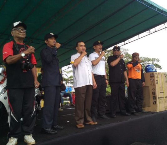 Gerimis, Massa Tetap Antusias Ikuti Jalan Sehat di Singkawang