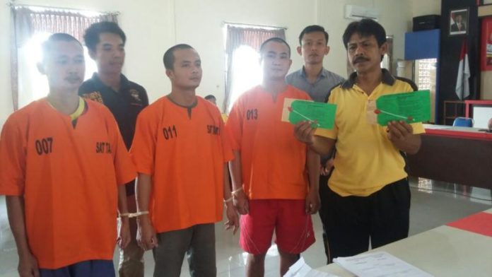 Perlihatkan barang bukti: Kasat Narkoba Polres Sekadau, Iptu Andreas Ginting memperlihatkan barang bukti narkoba yang masih tersegel sebelum dimusnahkan dengan cara direndam cairan deterjen di aula Mapolres Sekadau, Jumat (26/1). (Abdu Syukri)