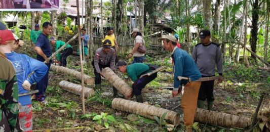 Halaman SD Tergenang, Ini yang Dilakukan Kapolsek Batang Lupar