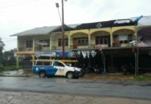 Sapuan Angin Kencang Membuat Sartika Terkejut