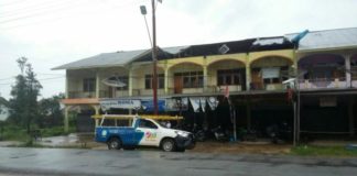 Sapuan Angin Kencang Membuat Sartika Terkejut