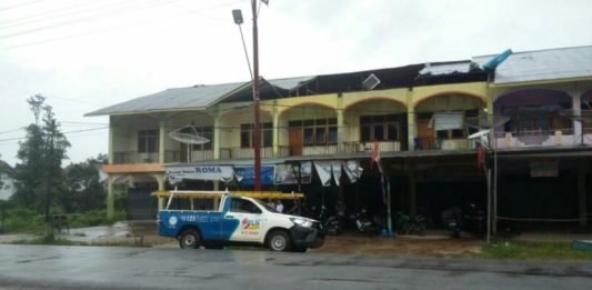 Sapuan Angin Kencang Membuat Sartika Terkejut