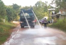 Sat Lantas dan Sabhara Polres Melawi Bersihkan Jalan Berlumpur