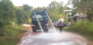 Sat Lantas dan Sabhara Polres Melawi Bersihkan Jalan Berlumpur