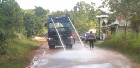 Sat Lantas dan Sabhara Polres Melawi Bersihkan Jalan Berlumpur