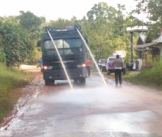 Sat Lantas dan Sabhara Polres Melawi Bersihkan Jalan Berlumpur