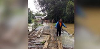 Banjir Hanyutkan Jembatan di Bengkayang