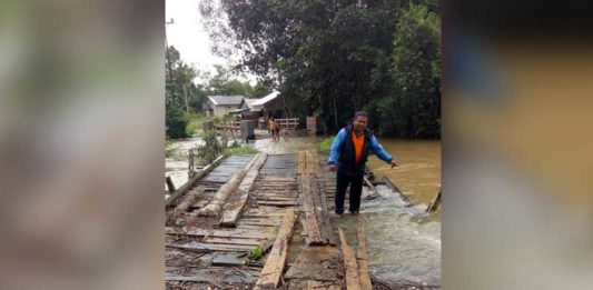 Banjir Hanyutkan Jembatan di Bengkayang
