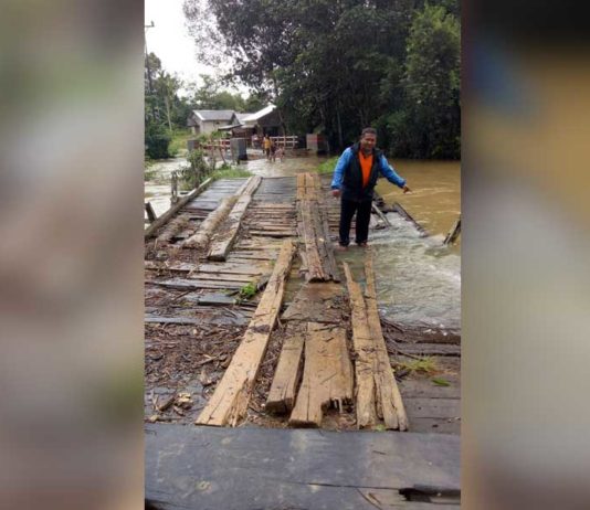 Banjir Hanyutkan Jembatan di Bengkayang