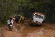 Bagaikan Kolam Lumpur, Banyak Kendaraan Terbalik di Jalan Ella