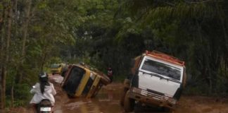 Bagaikan Kolam Lumpur, Banyak Kendaraan Terbalik di Jalan Ella