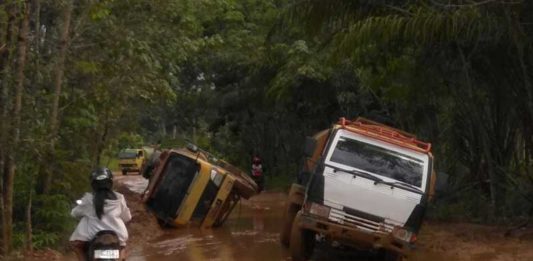 Bagaikan Kolam Lumpur, Banyak Kendaraan Terbalik di Jalan Ella