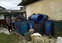 Tempat Pembuatan Miras Ilegal Digerebek Kapolsek Beduai Polsek, Donny Sembiring memimpin langsung penggerebekan sebuah pondok tempat pembuatan minuman keras ilegal jenis arak putih di Desa Sungai Ilai, Kecamatan Beduai, Rabu (17/1)