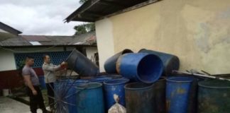 Tempat Pembuatan Miras Ilegal Digerebek Kapolsek Beduai Polsek, Donny Sembiring memimpin langsung penggerebekan sebuah pondok tempat pembuatan minuman keras ilegal jenis arak putih di Desa Sungai Ilai, Kecamatan Beduai, Rabu (17/1)