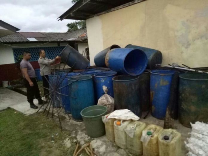 Kapolsek Beduai Polsek, Donny Sembiring memimpin langsung penggerebekan sebuah pondok tempat pembuatan minuman keras ilegal jenis arak putih di Desa Sungai Ilai, Kecamatan Beduai, Rabu (17/1)