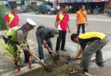 Polisi-PUPR Sekadau Tambal Jalan Nasional