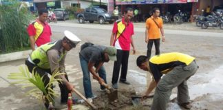 Polisi-PUPR Sekadau Tambal Jalan Nasional