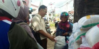 Bulog Operasi Pasar Beras di Sekadau Warga yang membeli beras di lokasi operasi pasar Bulog di halaman kantor PKK, Sekadau