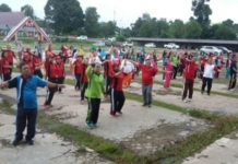 Seratusan Ibu-Ibu Aerobik di Rumah Betang Sekadau