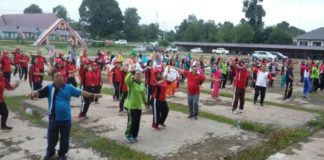 Seratusan Ibu-Ibu Aerobik di Rumah Betang Sekadau