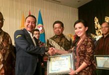 Bupati Karolin Raih Aditya Karya Mahatva Yodha Award 2018