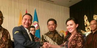 Bupati Karolin Raih Aditya Karya Mahatva Yodha Award 2018