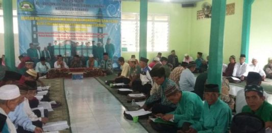 Seratusan Umat Muslim Ikuti Maulid Tradisional di Desa Mungguk