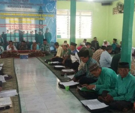 Seratusan Umat Muslim Ikuti Maulid Tradisional di Desa Mungguk