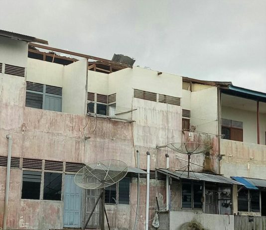 Diterpa Angin Kencang, Atap Rumah Warga Jalan Sintang Melayang