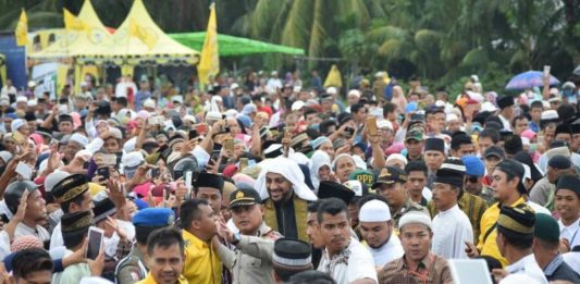 Ribuan Jamaah Hadiri Tabligh Akbar Bersama Syekh Ali Jaber