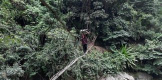 Demi Sesuap Nasi, Bertaruh Nyawa Seberangi Sungai BERBAHAYA. Salah seorang petani meniti sling menyeberang sungai di Jorong Lompek, Nagari Halaban, Kecamatan Lareh Sago Halaban, Limapuluh Kota, Kamis (22/2) siang. Arfidel Ilham/Padang Ekspres