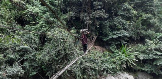 Demi Sesuap Nasi, Bertaruh Nyawa Seberangi Sungai BERBAHAYA. Salah seorang petani meniti sling menyeberang sungai di Jorong Lompek, Nagari Halaban, Kecamatan Lareh Sago Halaban, Limapuluh Kota, Kamis (22/2) siang. Arfidel Ilham/Padang Ekspres