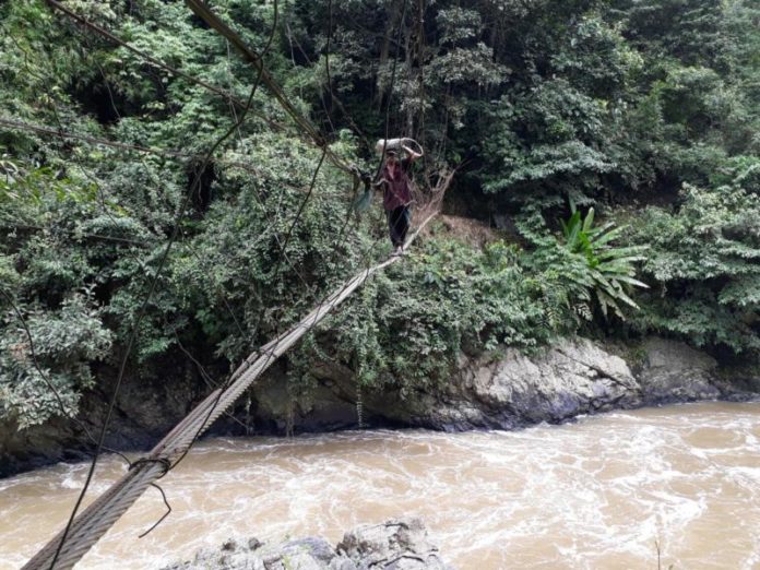 BERBAHAYA. Salah seorang petani meniti sling menyeberang sungai di Jorong Lompek, Nagari Halaban, Kecamatan Lareh Sago Halaban, Limapuluh Kota, Kamis (22/2) siang. Arfidel Ilham/Padang Ekspres