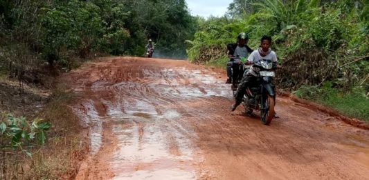 Jalan KKLK Mirip Kubangan Kerbau
