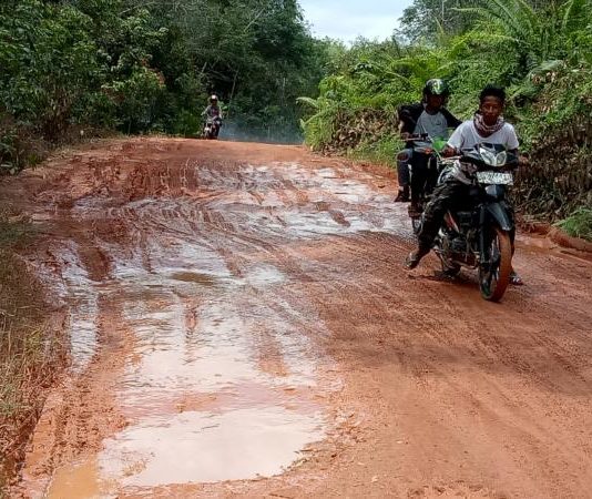 Jalan KKLK Mirip Kubangan Kerbau