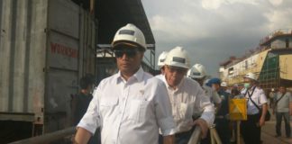 Wacana Kereta Api Kalbar Masih Dibahas GALANGAN KAPAL. Menteri Perhubungan Budi Karya Sumadi meninjau lokasi galangan kapal di PT. Steadfast Marine Jalan Khatulistiwa Kecamatan Pontianak Utara, Jumat (23/2). Maulidi Murni-RK