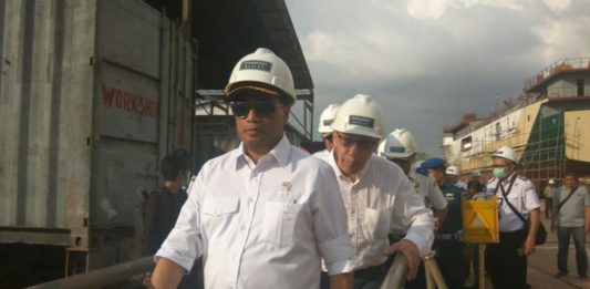 Wacana Kereta Api Kalbar Masih Dibahas GALANGAN KAPAL. Menteri Perhubungan Budi Karya Sumadi meninjau lokasi galangan kapal di PT. Steadfast Marine Jalan Khatulistiwa Kecamatan Pontianak Utara, Jumat (23/2). Maulidi Murni-RK