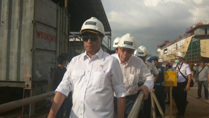 GALANGAN KAPAL. Menteri Perhubungan Budi Karya Sumadi meninjau lokasi galangan kapal di PT. Steadfast Marine Jalan Khatulistiwa Kecamatan Pontianak Utara, Jumat (23/2). Maulidi Murni-RK