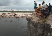 Bekas PETI Jadi Lokasi Wisata SERASA DI PANTAI. Ribuan orang berkunjung ke lokasi TTM di Desa Mandor Kecamatan Mandor Kabupaten Landak, Minggu (4/2). Tak seorang sedang terjun dari ketinggian ke danau akibat bekas pertambangan emas. Antonius-RK