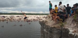 Bekas PETI Jadi Lokasi Wisata SERASA DI PANTAI. Ribuan orang berkunjung ke lokasi TTM di Desa Mandor Kecamatan Mandor Kabupaten Landak, Minggu (4/2). Tak seorang sedang terjun dari ketinggian ke danau akibat bekas pertambangan emas. Antonius-RK