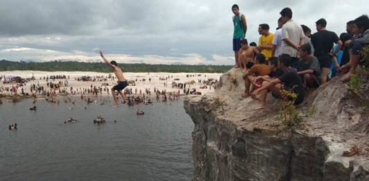 Bekas PETI Jadi Lokasi Wisata SERASA DI PANTAI. Ribuan orang berkunjung ke lokasi TTM di Desa Mandor Kecamatan Mandor Kabupaten Landak, Minggu (4/2). Tak seorang sedang terjun dari ketinggian ke danau akibat bekas pertambangan emas. Antonius-RK