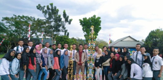 SMA Bina Utama dan SMP 12 Pontianak Rebut Piala Gubernur