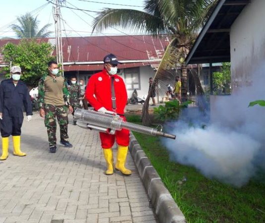 Cegah DBD Dinkes Lantamal Asapi Lingkungan Markas