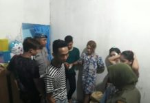 Berada Dalam Satu Kamar di Kos-kosan