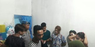 Berada Dalam Satu Kamar di Kos-kosan