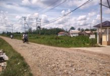 Warga Selat Panjang II Menunggu Sentuhan Pemerintah TANPA ASPAL. Jalan Selat Panjang II, Siantan Hulu, Pontianak Utara, hanya bebatuan tanpa aspal, Minggu (25/2). Achmad Mundzirin-RK