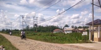 Warga Selat Panjang II Menunggu Sentuhan Pemerintah TANPA ASPAL. Jalan Selat Panjang II, Siantan Hulu, Pontianak Utara, hanya bebatuan tanpa aspal, Minggu (25/2). Achmad Mundzirin-RK