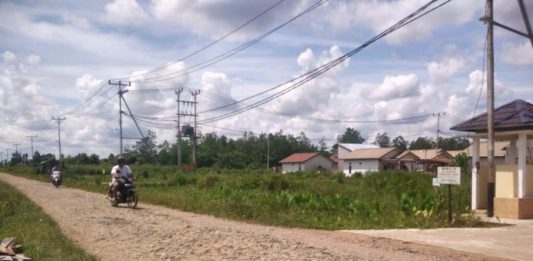 Warga Selat Panjang II Menunggu Sentuhan Pemerintah TANPA ASPAL. Jalan Selat Panjang II, Siantan Hulu, Pontianak Utara, hanya bebatuan tanpa aspal, Minggu (25/2). Achmad Mundzirin-RK