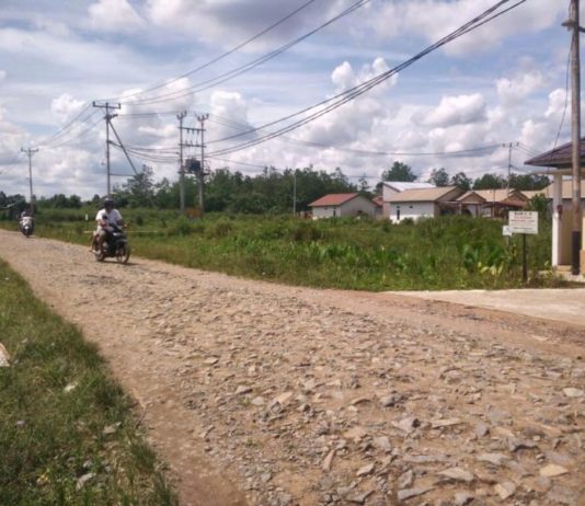 Warga Selat Panjang II Menunggu Sentuhan Pemerintah TANPA ASPAL. Jalan Selat Panjang II, Siantan Hulu, Pontianak Utara, hanya bebatuan tanpa aspal, Minggu (25/2). Achmad Mundzirin-RK